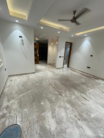 Room in 4 BHK Builder Floor at Unitech South City II, Sector 50 – for Rent