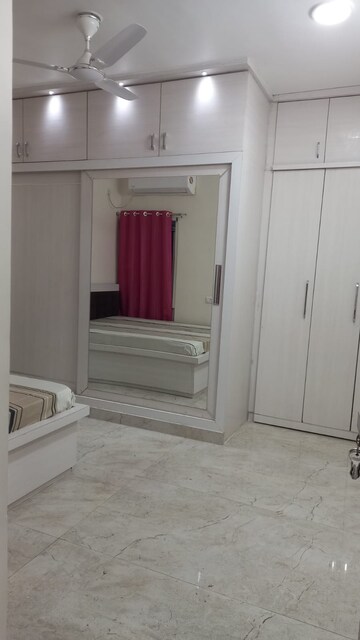 Room in 3 BHK Apartment at Hazratganj – for Rent