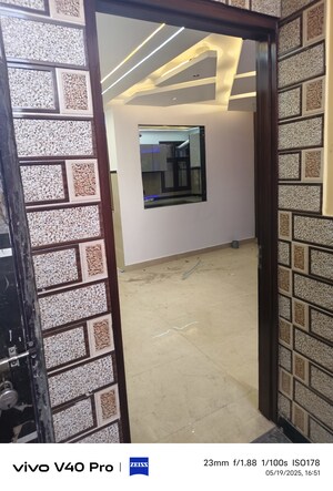 Room in 1.5 BHK Builder Floor at Laxmi Nagar – for Sale