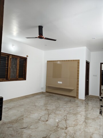 Room in 1 BHK Builder Floor at Halasuru – for Rent