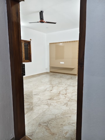 Room in 1 BHK Builder Floor at Halasuru – for Rent