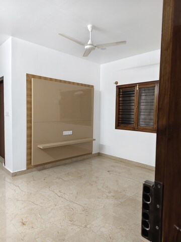 Room in 1 BHK Builder Floor at Halasuru – for Rent