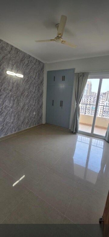 Room in 3 BHK Apartment at Amrapali Crystal Homes, Sector 76 – for Rent