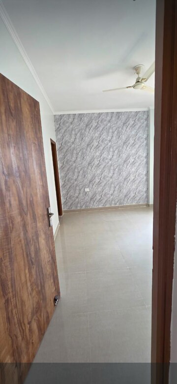 Room in 3 BHK Apartment at Amrapali Crystal Homes, Sector 76 – for Rent