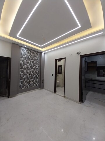 Room in 2.5 BHK Apartment at Navbharat Apartments, Paschim Vihar – for Rent