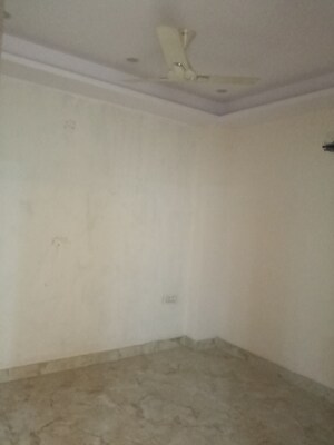 Room in 3 BHK Builder Floor at Shalimar Apartments Shalimar Garden, Shalimar Garden – for Sale