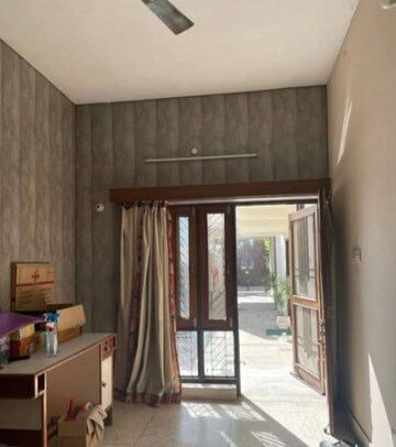 Furnished Amenities in 1 BHK Villa at Aliganj – for Rent