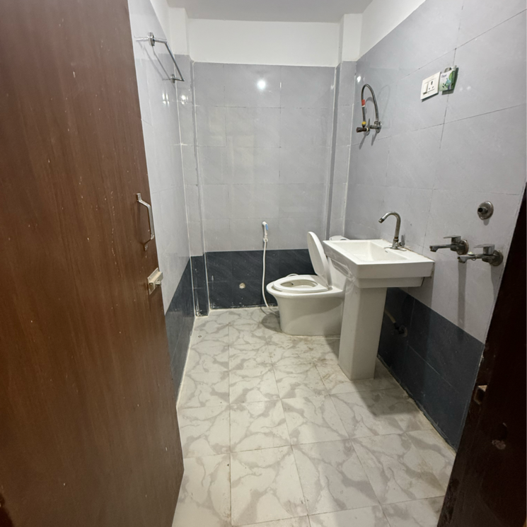 Bathroom, sector 63a 1 RK 400 Sq.Ft. Builder Floor In Sector 63a Noida 8682913