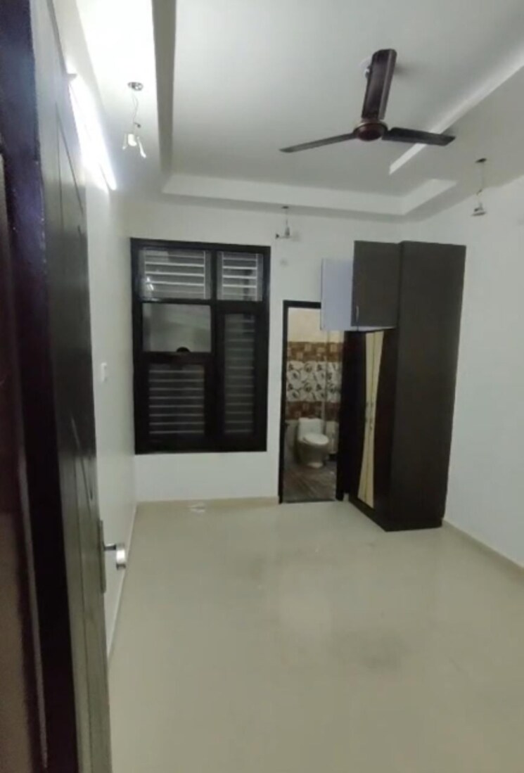 Room, vasundhara sector 5 3 Bedroom 900 Sq.Ft. Builder Floor In Vasundhara Sector 5 Ghaziabad 8682915