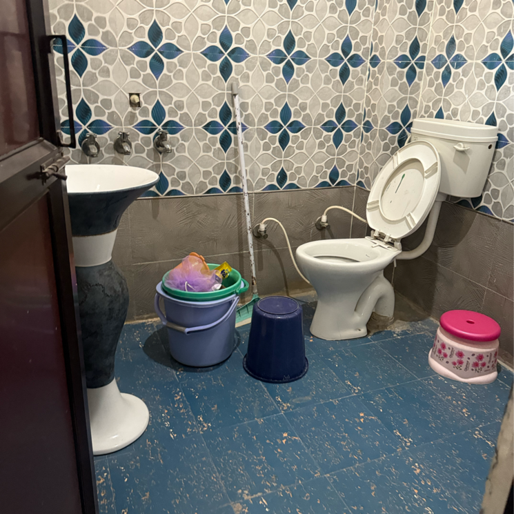 Attached Bathroom, sector 63a 1.5 Bedroom 700 Sq.Ft. Builder Floor In Sector 63a Noida 8682925