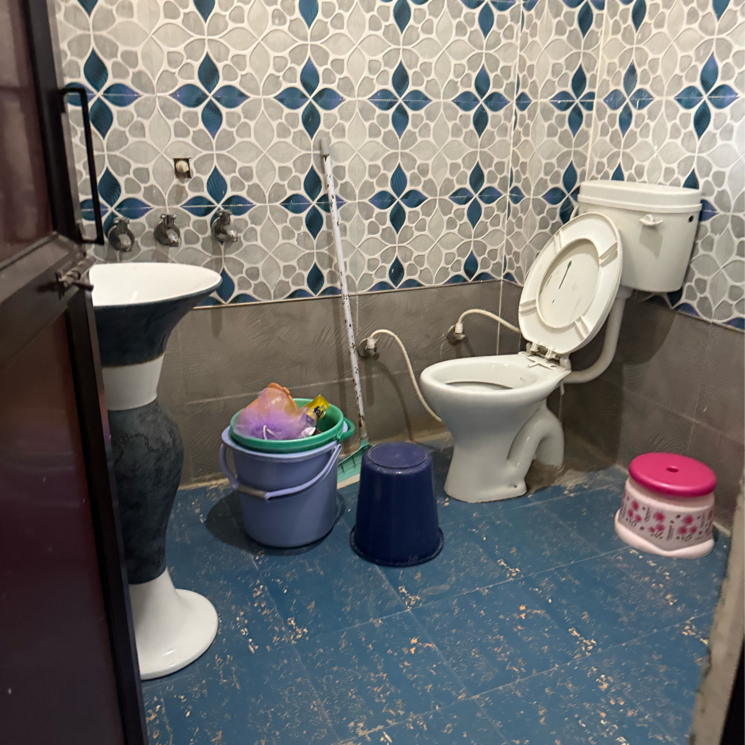 Bathroom, sector 63a 1.5 Bedroom 700 Sq.Ft. Builder Floor In Sector 63a Noida 8682925