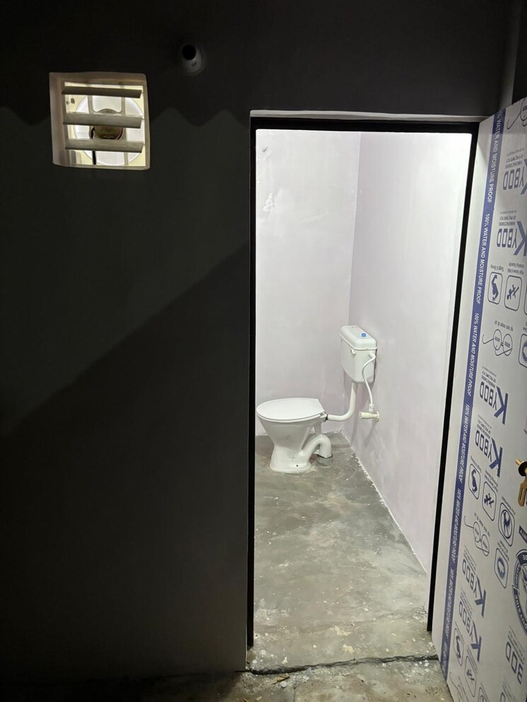 Attached Bathroom, lalbagh 3 Bedroom 1500 Sq.Ft. Apartment In Lalbagh Lucknow 8682934