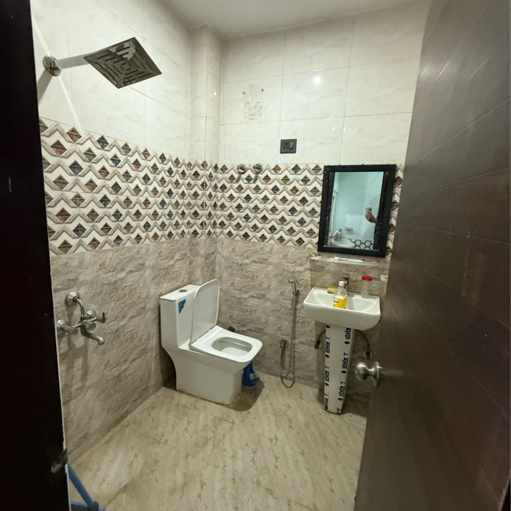 Bathroom, sector 63a 1.5 Bedroom 700 Sq.Ft. Builder Floor In Sector 63a Noida 8682957
