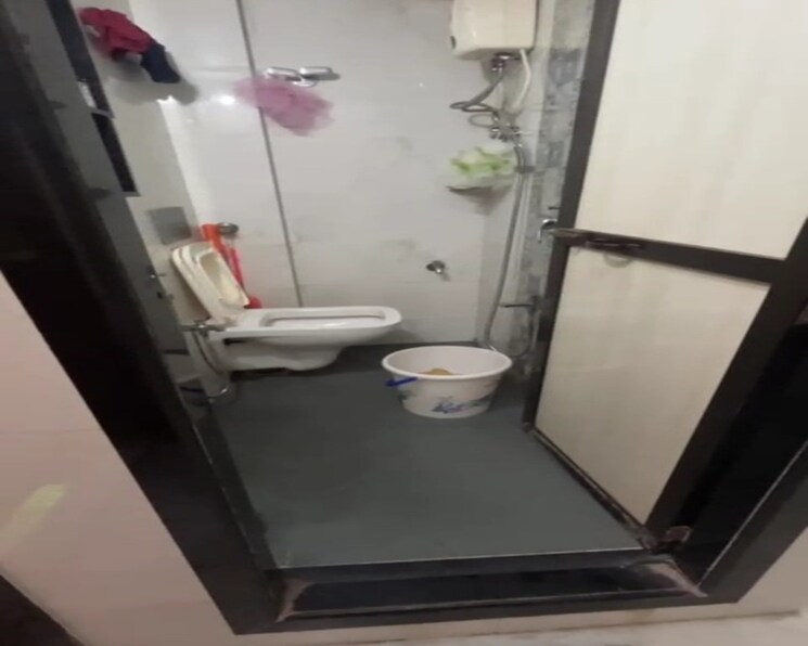 Bathroom, dadar east 1 RK 300 Sq.Ft. Apartment In Dadar East Mumbai 8682979