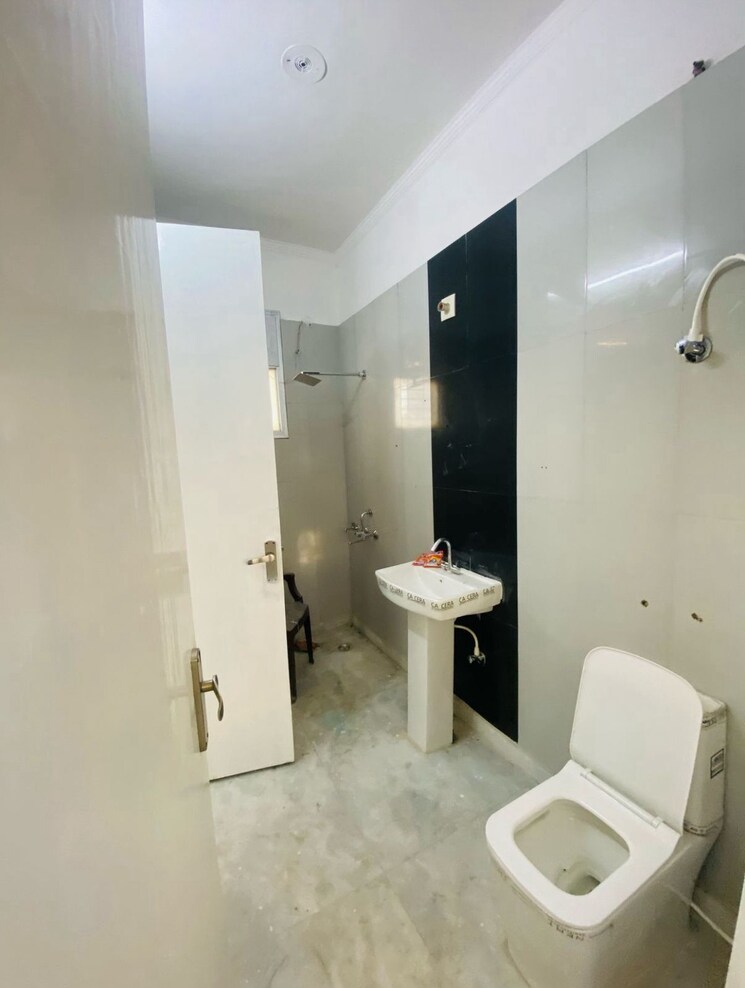 Bathroom, green fields colony 3 Bedroom 900 Sq.Ft. Builder Floor In Green Fields Colony Faridabad 8683192