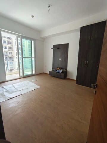 Room in 3.5 BHK Apartment at Dasnac Burj, Sector 75 – for Rent