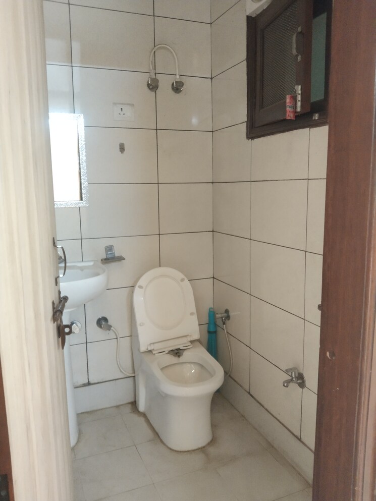 Bathroom, shakti khand 3 Bedroom 1200 Sq.Ft. Builder Floor In Shakti Khand Ghaziabad 8683420
