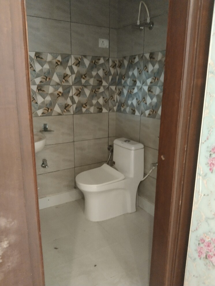Bathroom, shakti khand 3 Bedroom 1200 Sq.Ft. Builder Floor In Shakti Khand Ghaziabad 8683420