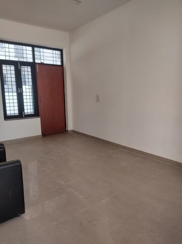 Room in 3 BHK Builder Floor at BPTP Amstoria, Sector 102 – for Rent