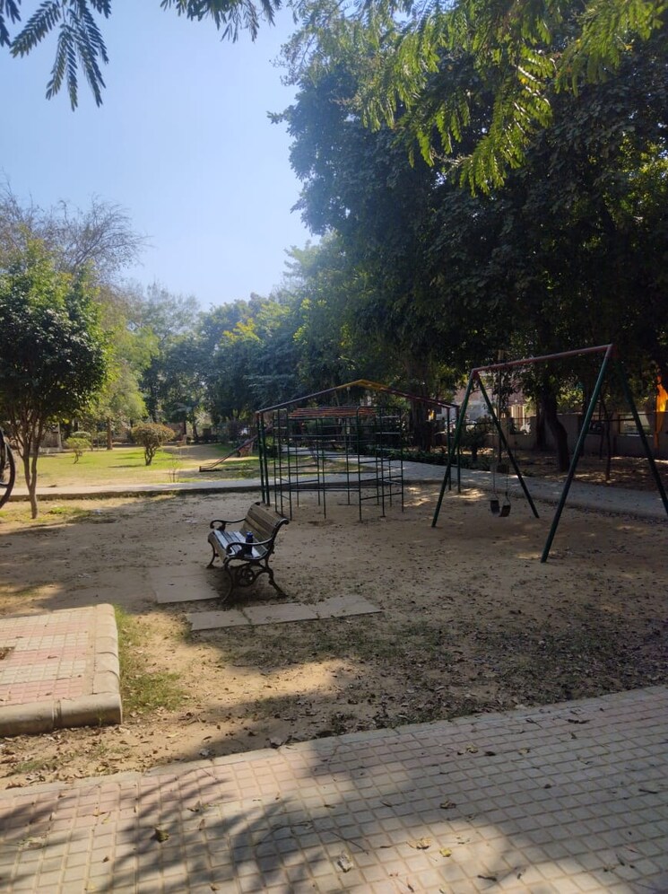  Parking, bptp-amstoria 3 Bedroom 2200 Sq.Ft. Builder Floor In Sector 102 Gurgaon 8683404