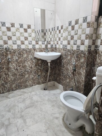 Bathroom in Studio Apartment at RWA Qutab Enclave, Katwaria Sarai – for Rent