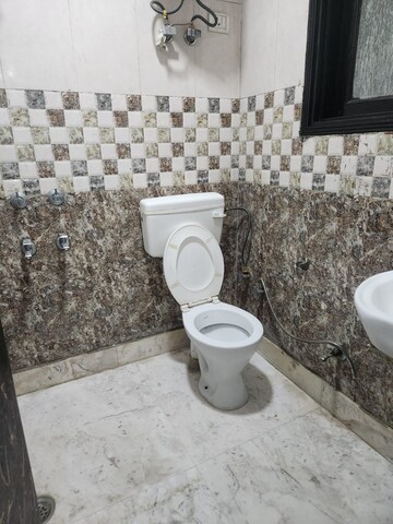 Bathroom in Studio Apartment at RWA Qutab Enclave, Katwaria Sarai – for Rent