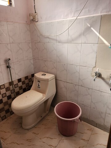 Bathroom in Studio Apartment at RWA Qutab Enclave, Katwaria Sarai – for Rent