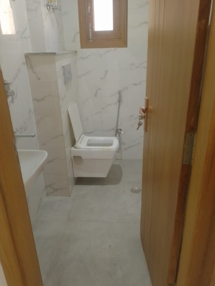 Bathroom, vishwakarma colony 3 Bedroom 100 Sq.Yd. Apartment In Vishwakarma Colony Delhi 8683782