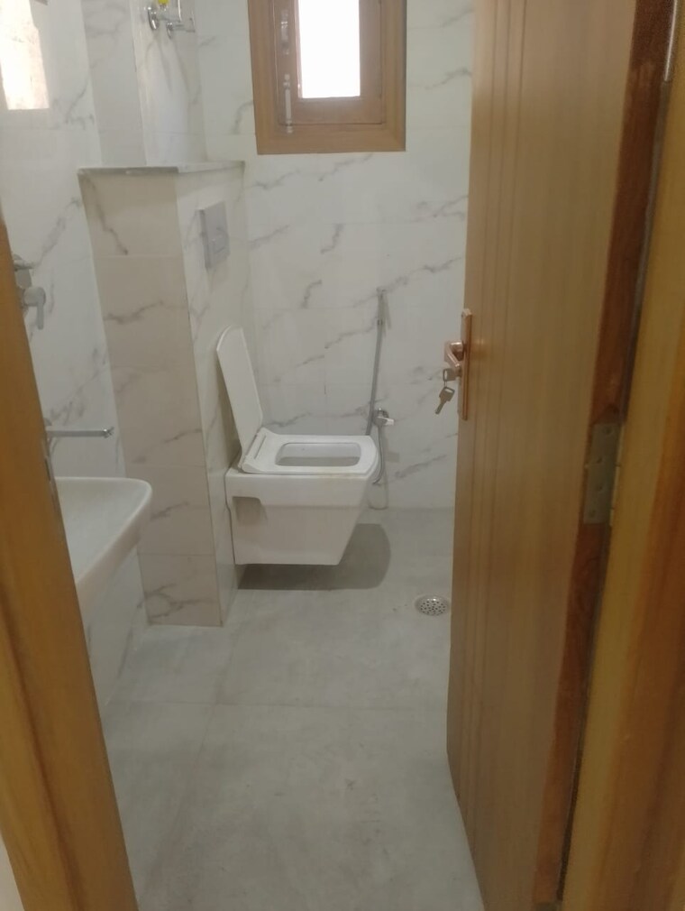 Bathroom, vishwakarma colony 3 Bedroom 100 Sq.Yd. Apartment In Vishwakarma Colony Delhi 8683782