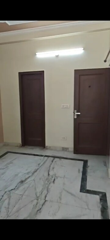 Room in 2.5 BHK Builder Floor at Sector 21d – for Rent