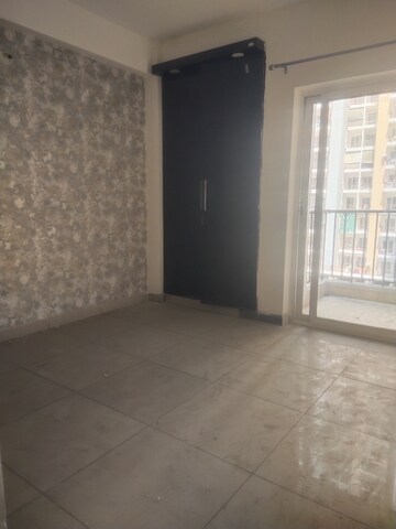 Room in 3 BHK Apartment at Panchsheel Greens II, Sector 16 Greater Noida – for Rent