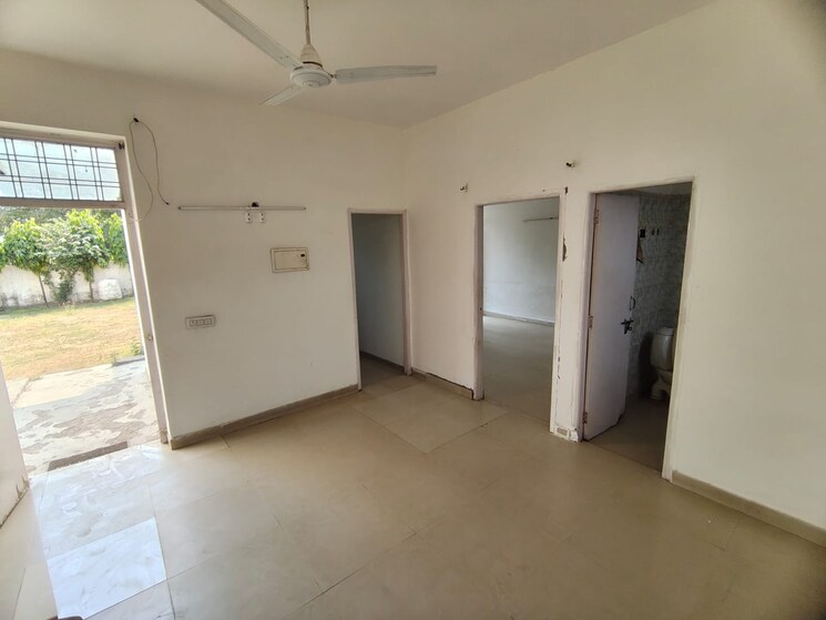 Room, sector 23 2.5 Bedroom 1200 Sq.Ft. Independent House In Sector 23 Gurgaon 8683944