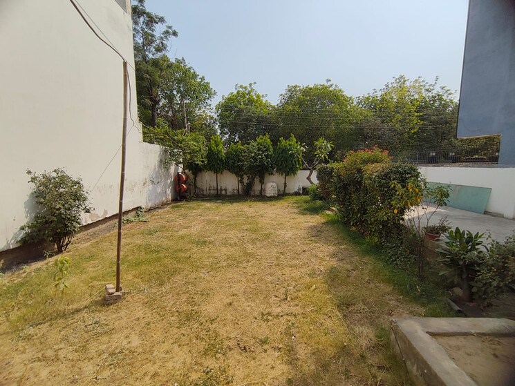 Garden, sector 23 2.5 Bedroom 1200 Sq.Ft. Independent House In Sector 23 Gurgaon 8683944