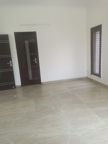 Room in 2.5 BHK Independent House at RWA Apartments Sector 50, Sector 50 – for Rent