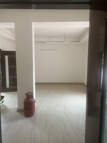 Room in 2.5 BHK Independent House at RWA Apartments Sector 50, Sector 50 – for Rent