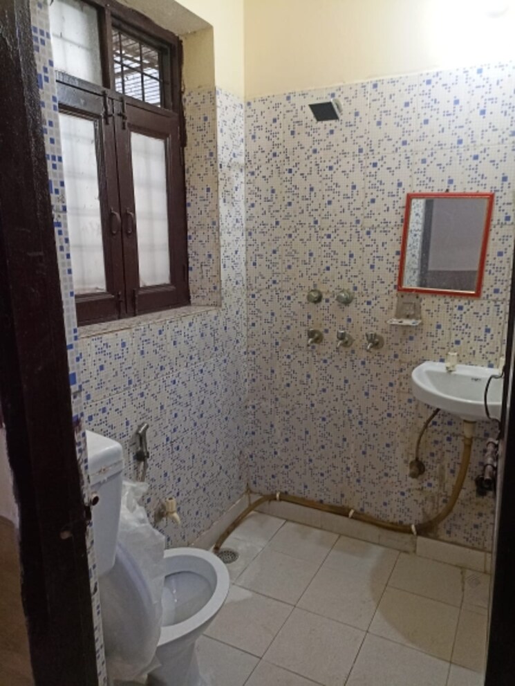Bathroom, sector 36 2 Bedroom 1350 Sq.Ft. Independent House In Sector 36 Noida 8684034
