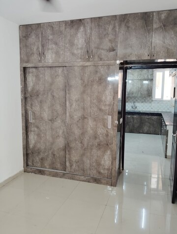 Room in 2.5 BHK Apartment at JNC The Park, Sector 16c Greater Noida – for Rent
