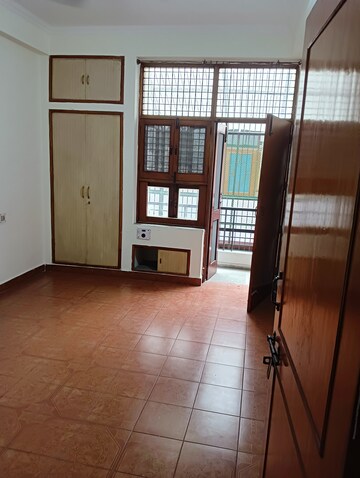 Room in 3 BHK Independent House at RWA Apartments Sector 61, Sector 61 – for Rent
