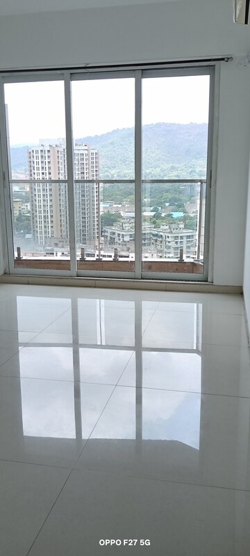 Room in 3 BHK Apartment at Soham Crystal Spires, Ghodbunder Road – for Rent