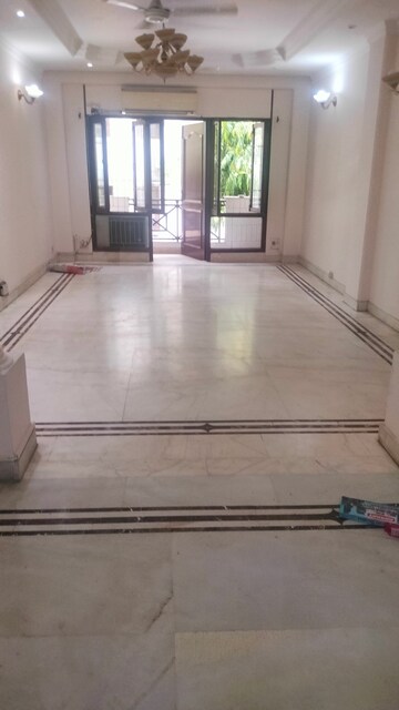 Room in 3 BHK Builder Floor at Sarvodaya Enclave – for Rent