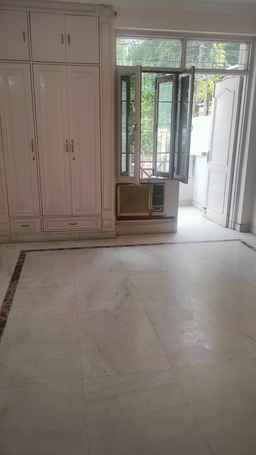 Room in 3 BHK Builder Floor at Sarvodaya Enclave – for Rent
