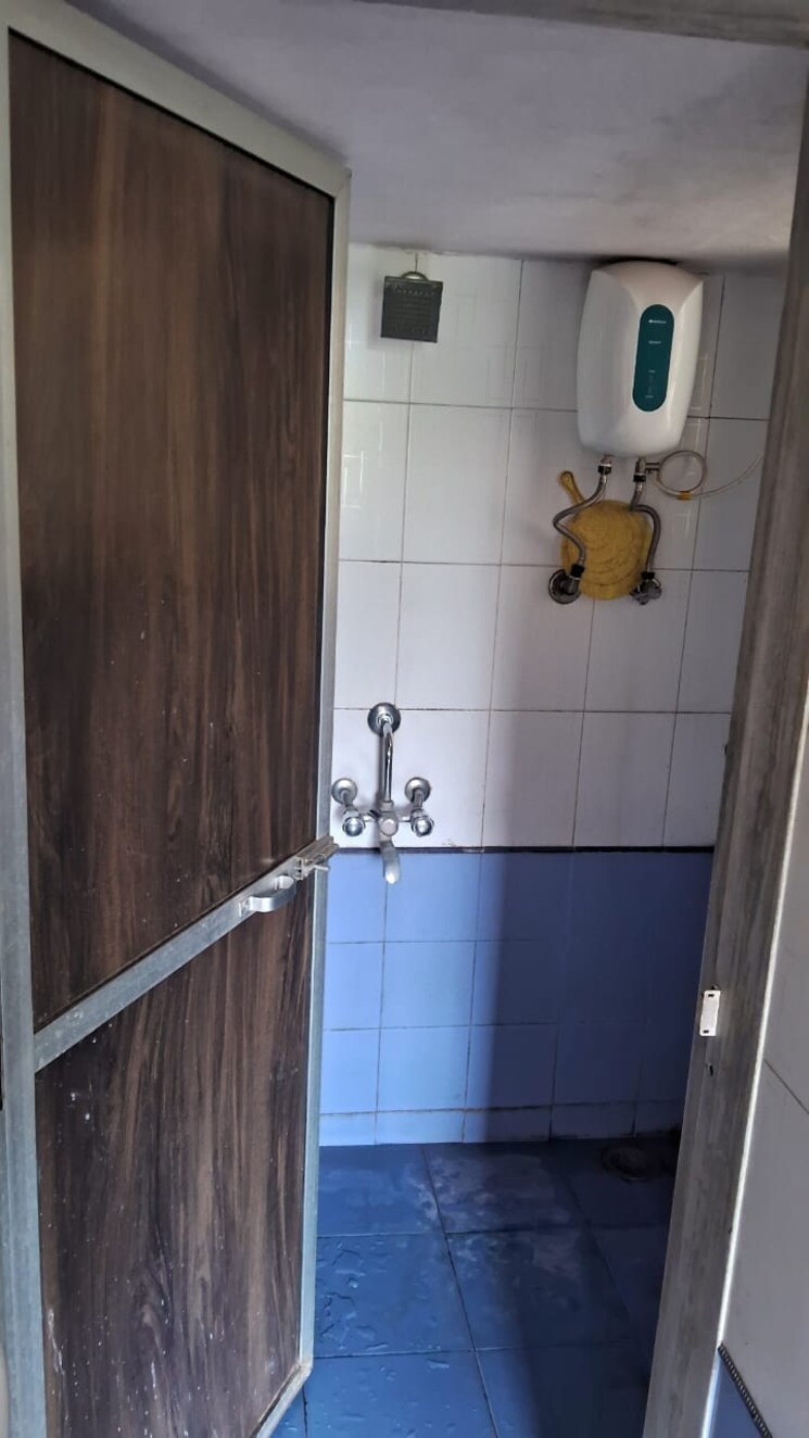 Bathroom, tilak-nagar-building 1 Bedroom 350 Sq.Ft. Apartment In Tilak Nagar Mumbai 8684672