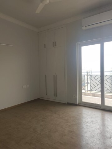 Room in 3 BHK Apartment at Central Park Flower Valley Aqua Front Towers, Sohna Sector 33 – for Rent