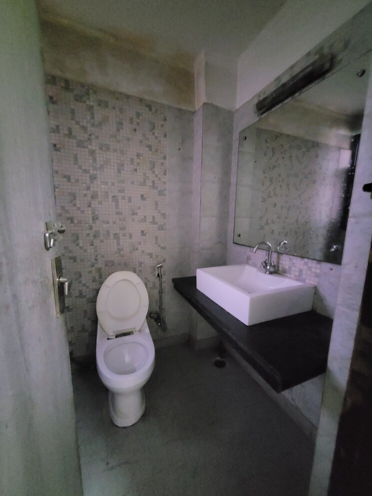 Bathroom, dilshad colony 3 Bedroom 1600 Sq.Ft. Builder Floor In Dilshad Colony Delhi 8684768