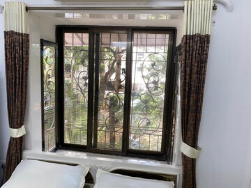Bedroom in 1 BHK Apartment at Bandra West – for Rent