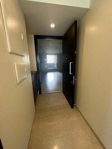 Room in 3 BHK Apartment at Oberoi Maxima, Andheri East – for Rent