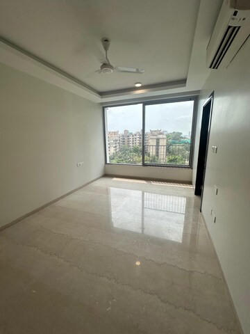 Room in 3 BHK Apartment at Oberoi Maxima, Andheri East – for Rent