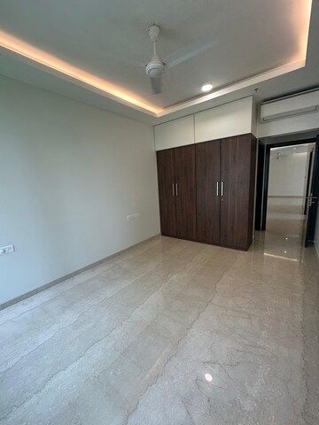 Room in 3 BHK Apartment at Oberoi Maxima, Andheri East – for Rent