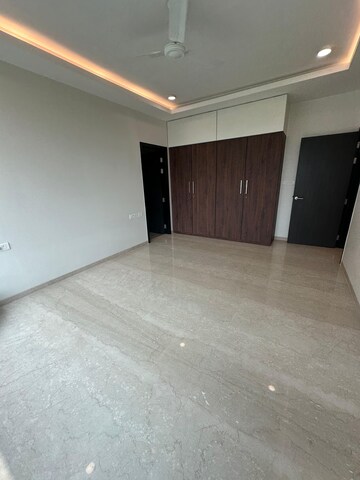 Room in 3 BHK Apartment at Oberoi Maxima, Andheri East – for Rent