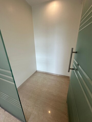 Room in 3 BHK Apartment at Oberoi Maxima, Andheri East – for Rent